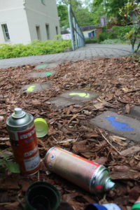 Outdoor-Arbeit mit RIndenmulch, Steinweg und Graffitifarben